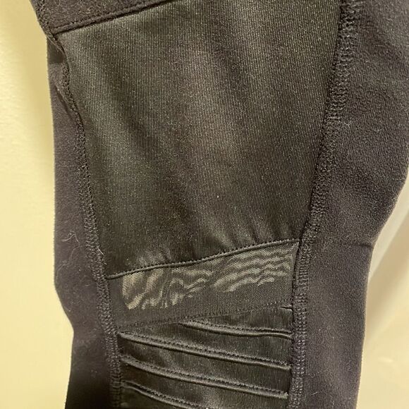 Alo Yoga woman’s black yoga pants - Picture 8 of 12